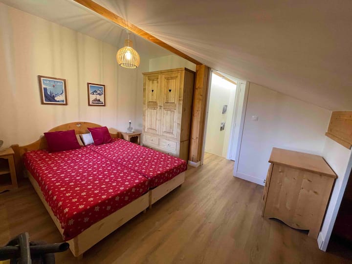 Das Zimmer auf der oberen Ebene, das sich zu einem Schlafbereich im Untergeschoss öffnet, perfekt für Kinder im Hüttenmodus:)