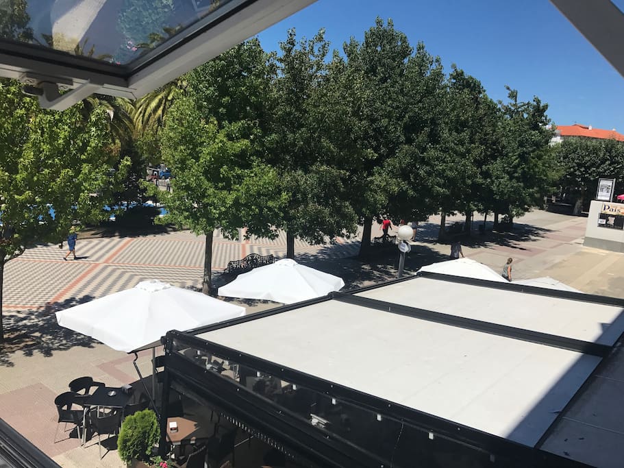 Alameda de Noia, rodeado de terrazas , restaurante , supermercados