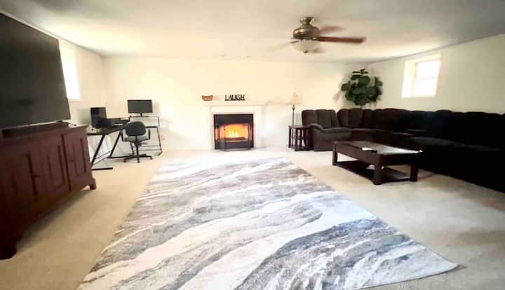 ¡El sofá en forma de L tiene 4 sillones reclinables que son ideales para quedarse dormidos! 
Esta habitación tiene capacidad para 2 colchones inflables tamaño king fácilmente.  Podemos tenerlos listos para tus necesidades. Solo tienes que preguntar. 