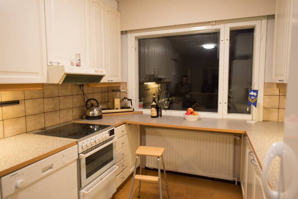 kahvinkeitin, vedenkeitin, kapsulokeitin, sähkövatkain, blenderi, sauvasekoitin, mikroaaltouuni, keraaminen liesitaso, kiertoilmauuni sekä jää-pakastinkaappi.