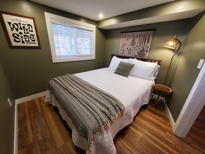 Dormitorio de nivel inferior con cama tamaño Queen.