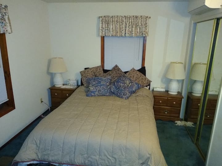 Chumba cha kulala cha msingi.