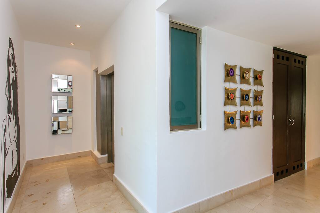 ★ Amazing "Vacancy CI" Via38 Condo, Close to Beach.