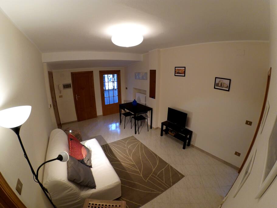 Soggiorno con zona pranzo e divano letto
