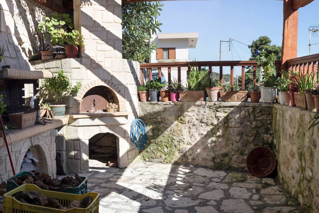 The back yard with BBQ & wood oven !