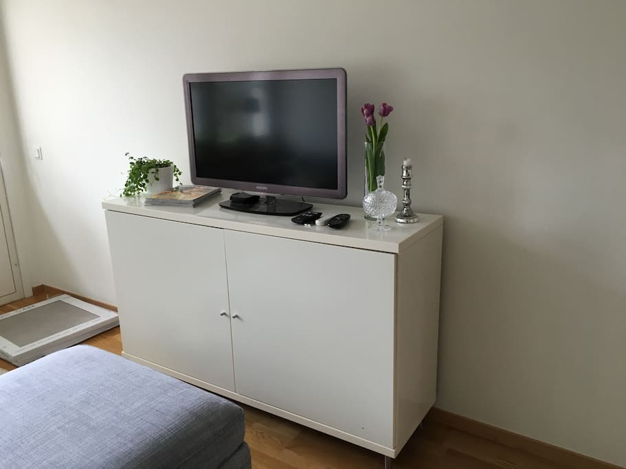 TV i vardagsrum med sittpuff