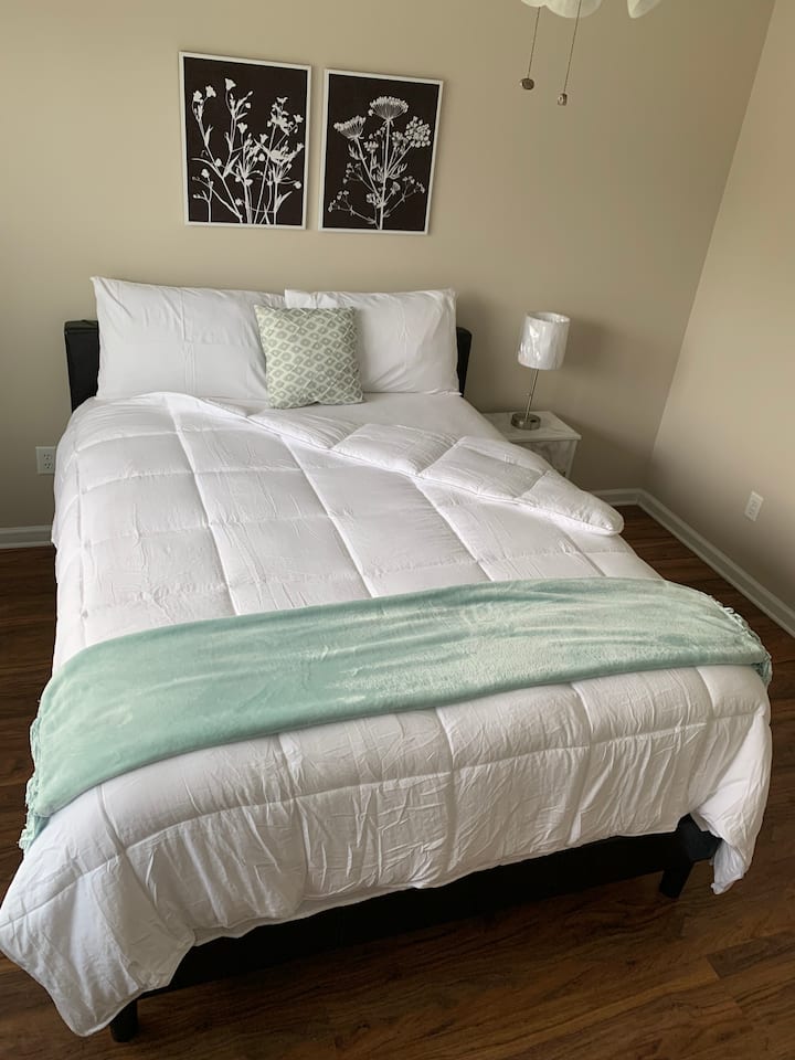 Room 3 : Queen size bed 