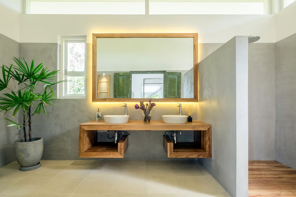 Master bedroom ensuite