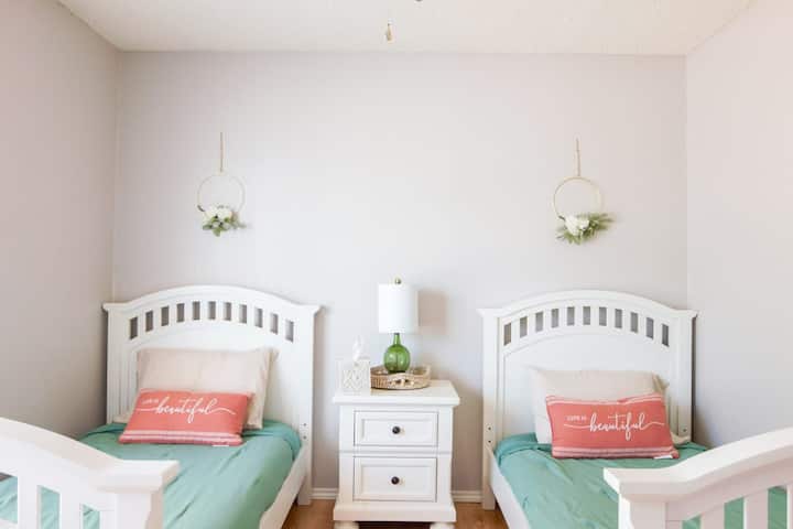 Ingia kwenye chumba cha kulala cha pili, ambapo utapata vitanda viwili viwili vinavyoonyesha starehe na starehe. Pumzika na upumzike katika sehemu hii ya kuvutia, kamilisha na kabati la ukubwa kamili ili kuweka vitu vyako vizuri.