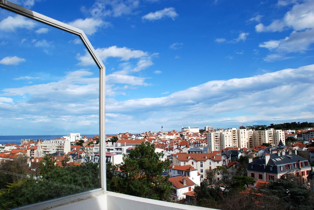 Vue depuis la 2eme terrasse du salon/salle a manger | View from living/dining room 2nd terrace
