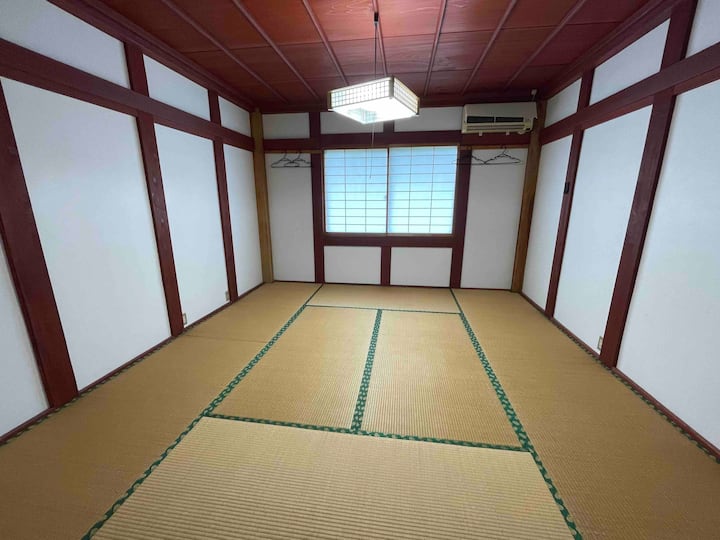 寝室は和室八畳間