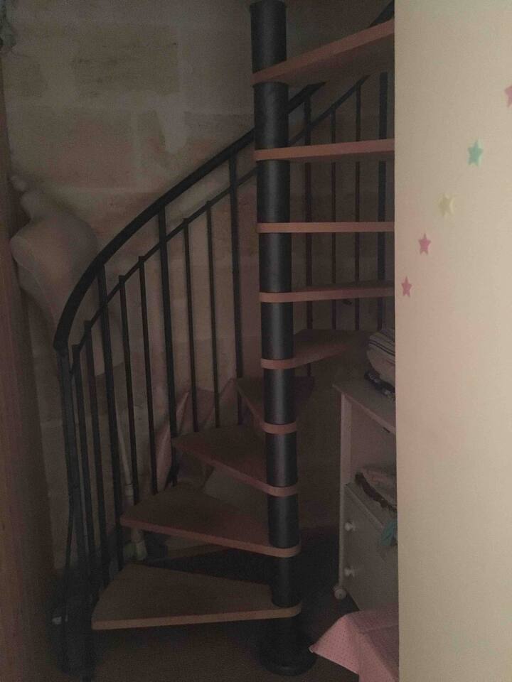 Спирални скали помеѓу 2-те спални соби 