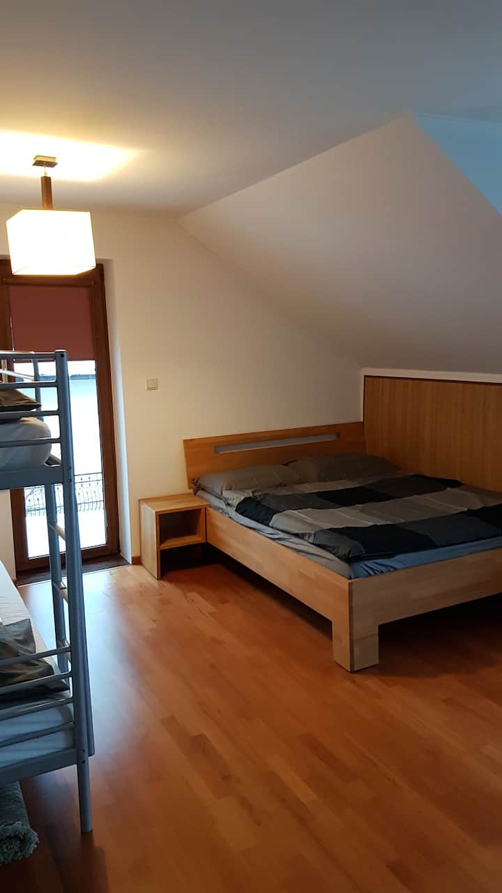 חדר שינה "1 " עם מיטה זוגית ומיטת לופט