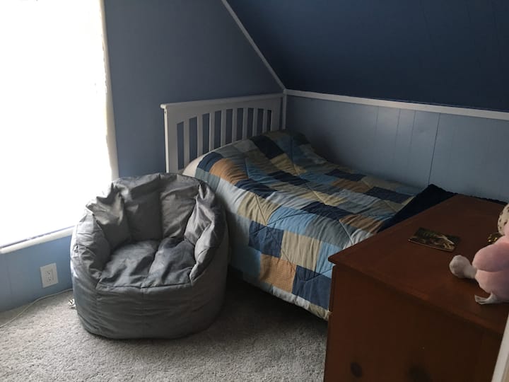 ห้องนอนชั้นบนมีเตียงแฝดสองหลัง