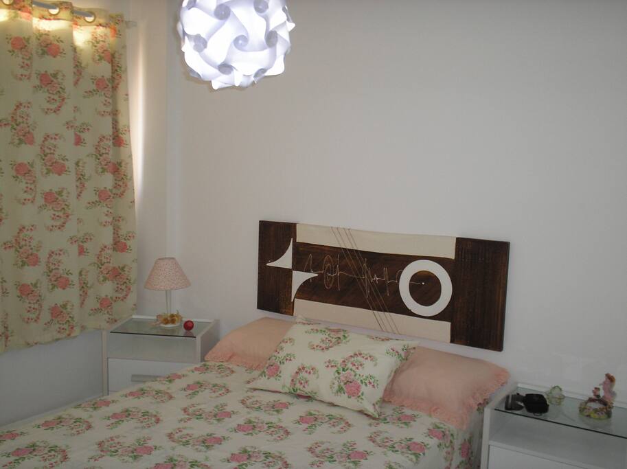 quarto silencioso com ar condicionado