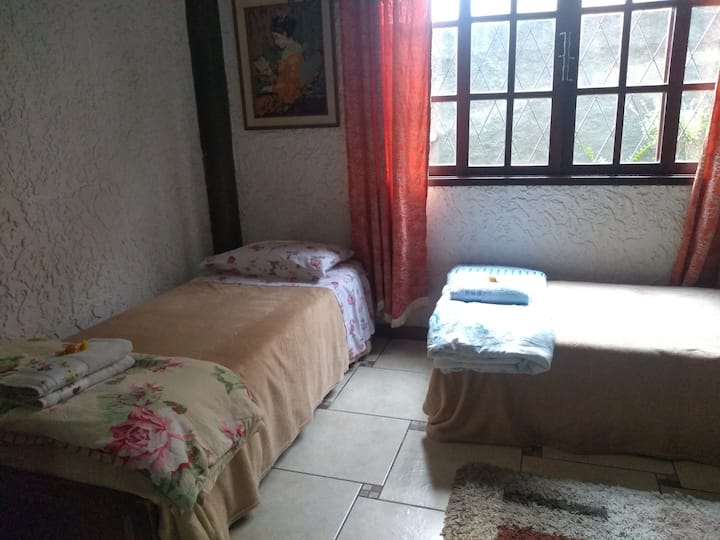 Jednolôžková spálňa s dvoma lôžkami. Ventilátor a/ alebo ohrievač.
POZNÁMKA: 
 
Táto izba môže byť použitá ako dvojposteľ (v prípade ubytovania malých detí)  alebo súkromne určená na ubytovanie inej rodiny a/ alebo priateľov.