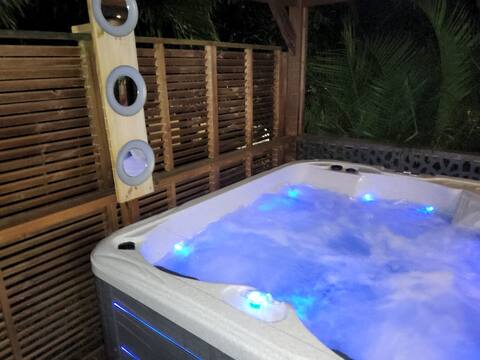 Bungalow with free access jacuzzi!