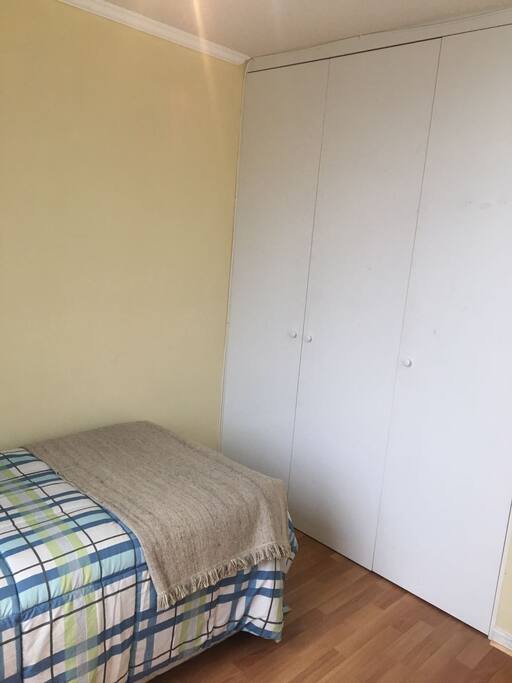 pieza con closet privado baño al frente, tv, velador, lampara y todos los servicios básicos.