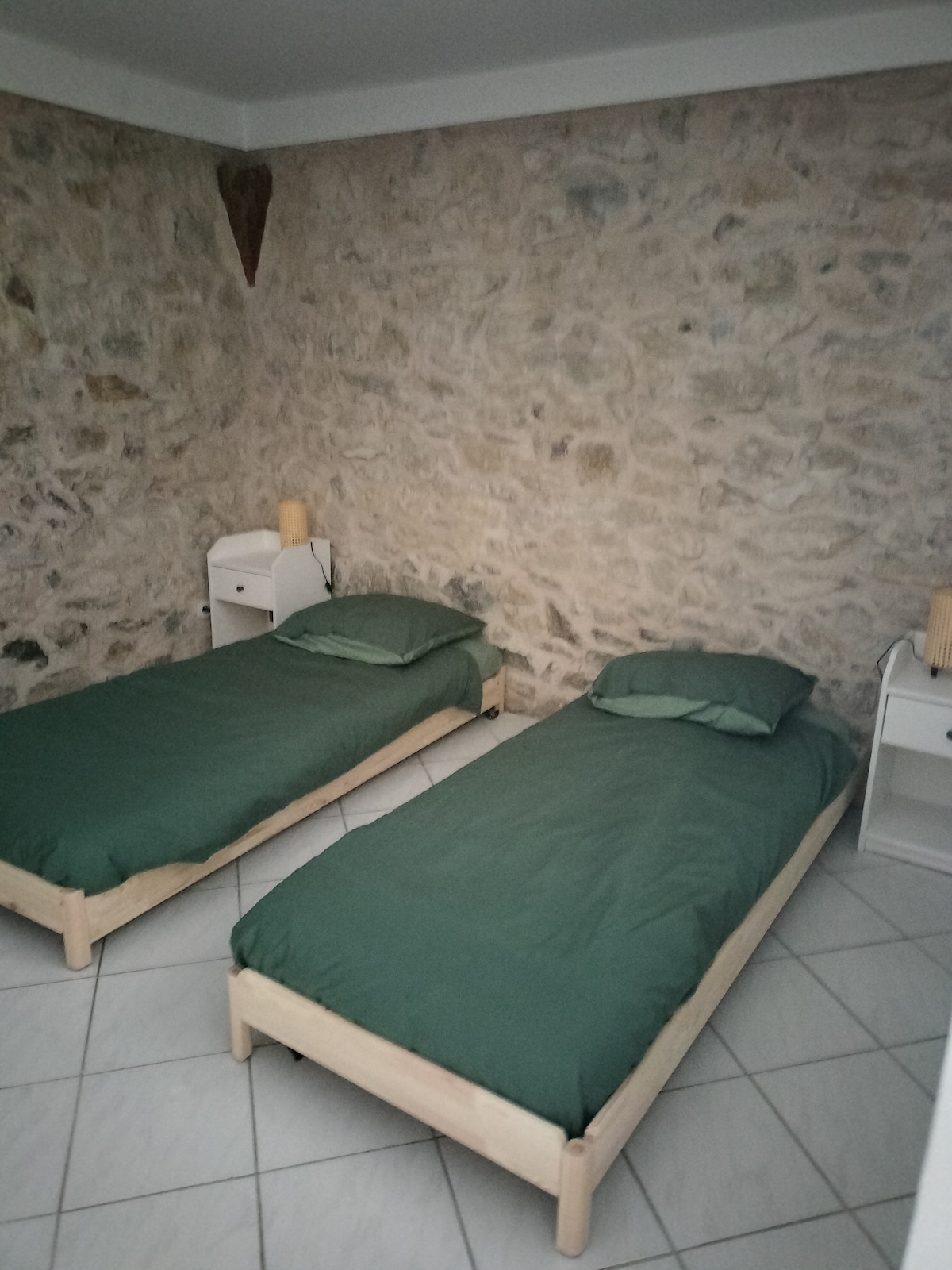 Dormitorio 2:  Las 2 camas solo pueden formar una de 160 por 200