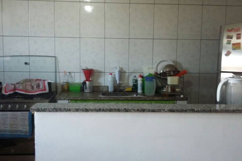 Cozinha americana com fogão 6 boca, geladeira Duples, Liquidificador, cafeteira, etc. Ja tem lavaderia e tanque.
