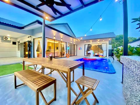 Starlight Villa Mount Austin • Pool • Karaoke