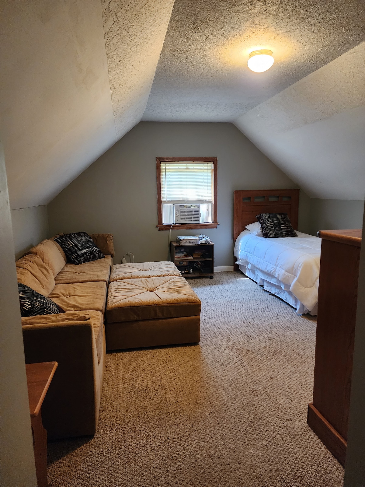 Ზემოთ საძინებელი - მოსასვენებელი სივრცე ერთადგილიანი საწოლით. 