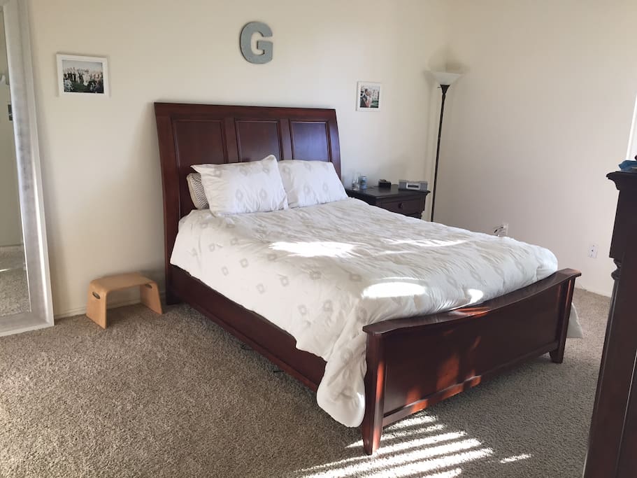 Large bedroom with comfortable Serta mattress.