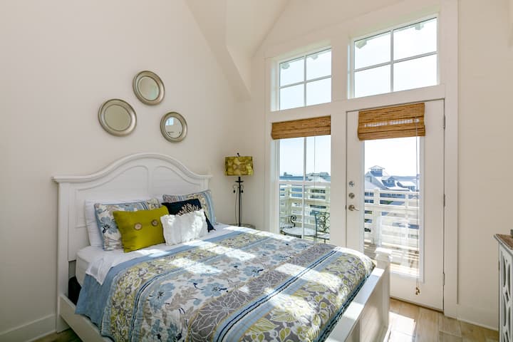 Chambre d'hôtes à l'étage avec lit Queen Size et balcon attenant donnant sur le lac...