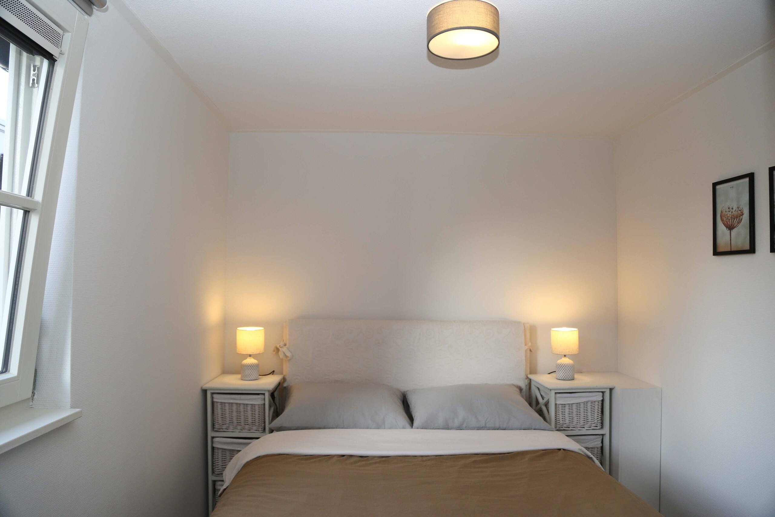 Beautiful and stylish cottage near AMS w/parking - Photo 6
