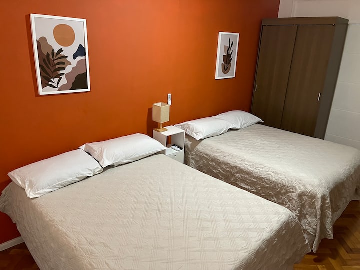 غرفة بسريرين مزدوجين وتكييف هواء 