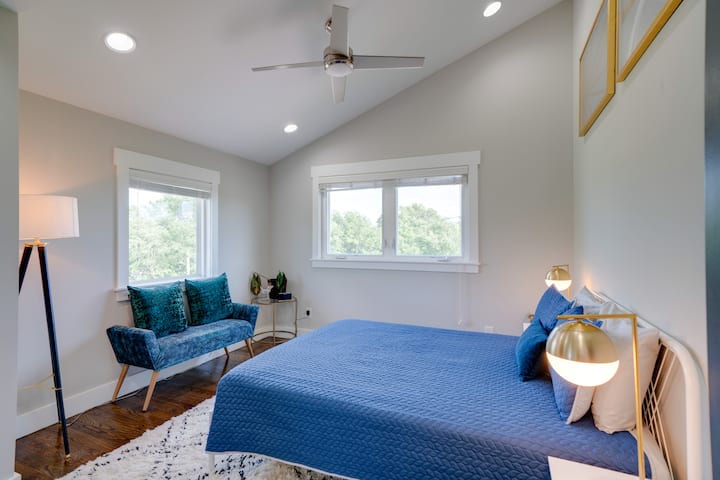 Chumba cha kulala cha upande wa Magharibi na maoni ya bustani na katikati ya jiji, kitanda cha ukubwa wa malkia na kuunganishwa na bafu la upande wa Magharibi (kamili) 