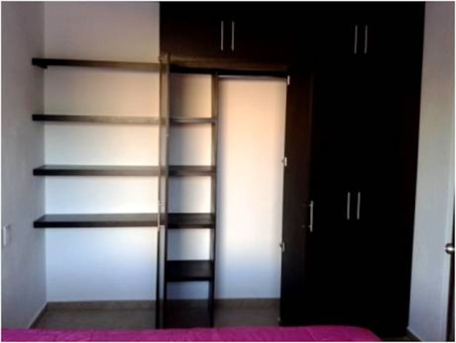 El closet es amplio justo para guardar ropa y maletas.
