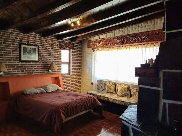 主卧。双人床和沙发床。 