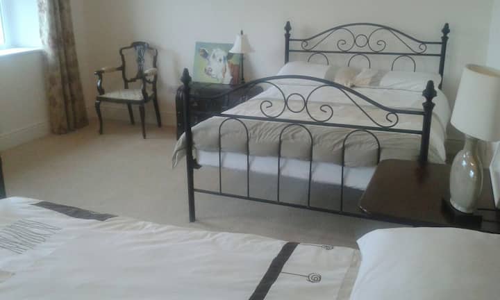 2 comfortable double beds in a restful room, ideal for sharing.