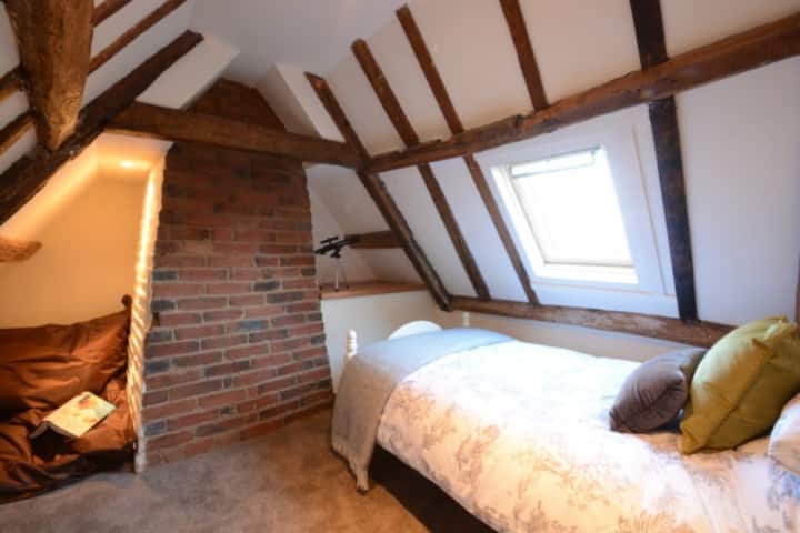 غرفة النوم 3 هي تحويل علوي ذكي مع الاحتفاظ بالعوارض والميزات الأصلية. توفر نافذة Velux الضوء في النهار مع ستارة تعتيم عند الحاجة.
