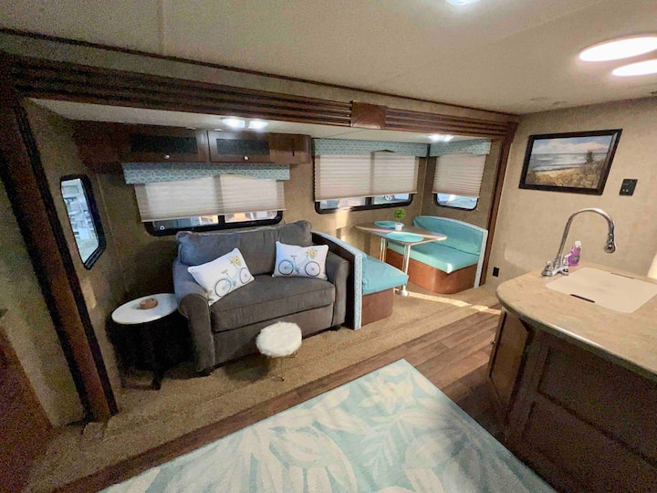 Delightfully Tacky Camper With Outdoor Space - Foley, AL