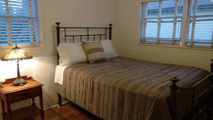 ห้องนอนขนาด 12x12 พร้อมเตียงขนาดควีนไซส์ตู้เสื้อผ้าและที่เก็บของมากมาย