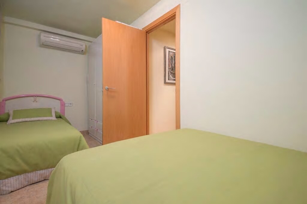 Zelená izba (manželská posteľ + jednolôžko) na spodnom poschodí. Súkromná kúpeľňa.