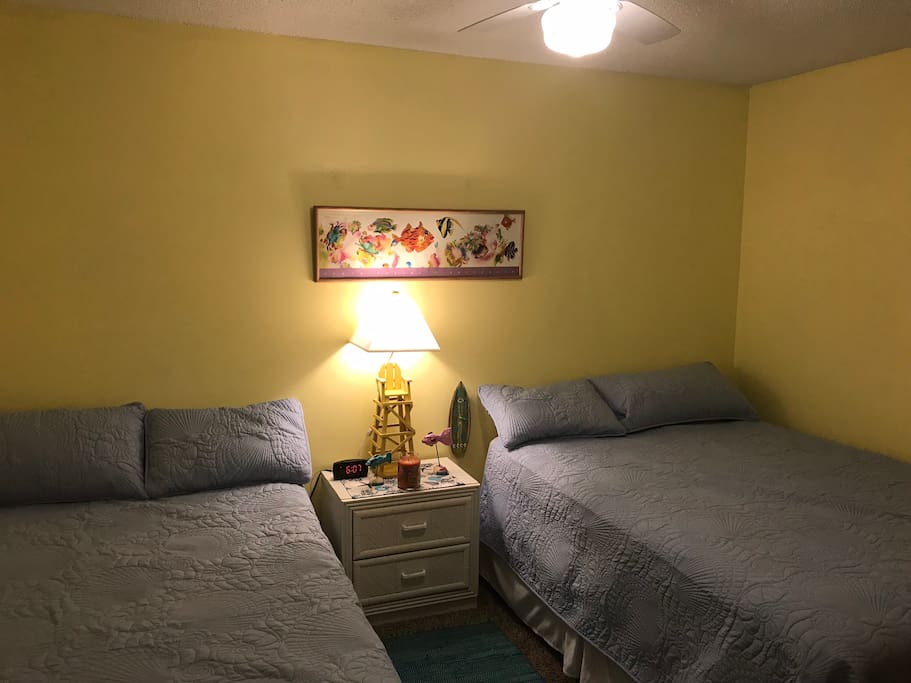 Bedroom w/Queen & Full beds