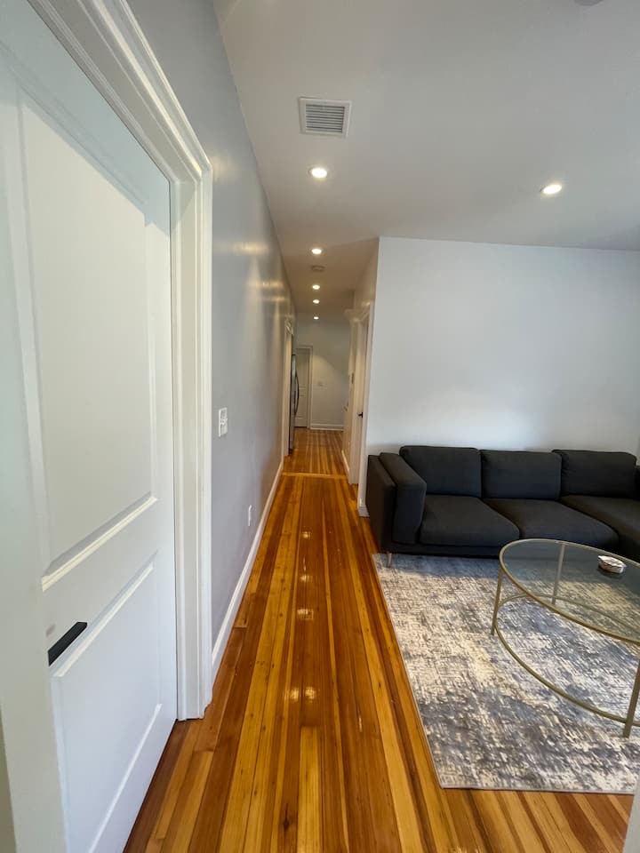 Swanky Unit W Cntrl Air, Mins 2 City Modrn Top Flr - Winthrop, MA