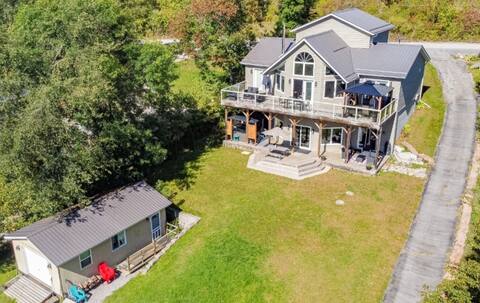 🛶Upscale Waterfront Cottage. WIFI. Hot Tub🌟 NEW