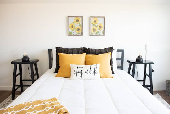 غرفة النوم الثانية بسرير كوين مريح وإطلالات على التلال والجبال. 