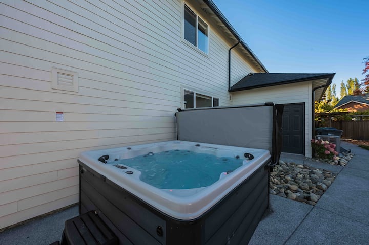 Chic Alderwood Oasis w/Hot tub - Houses for Rent in Lynnwood, Washington,  United States - Airbnb