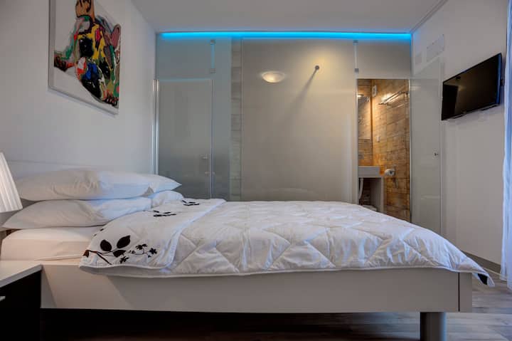 Pantalla plana con TV por cable y wifi gratuito.