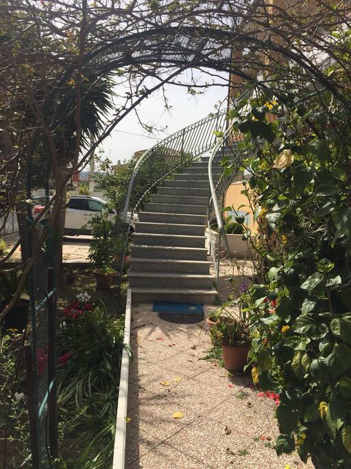 Ingresso con giardino