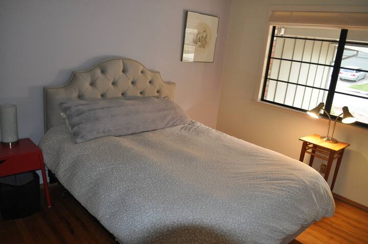 3 ცალკე საძინებლიდან ერთ-ერთი