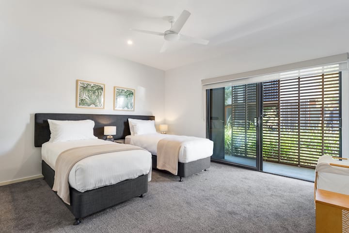 غرفة النوم الثالثة التي تقع في الطابق السفلي.
يمكن الجمع بين السرير وملك