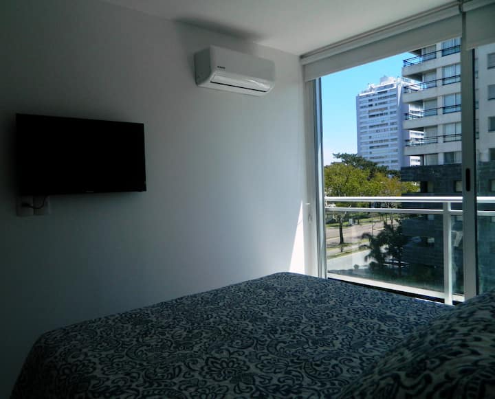 Dormitorio con TV plana LED y Aire acondicionado