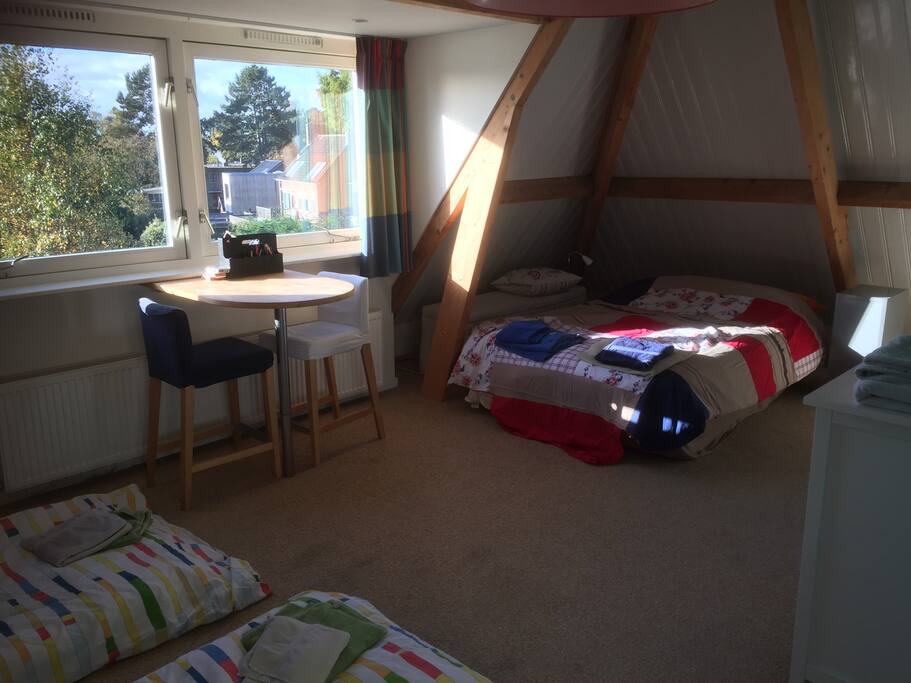 De ruime en zonnige slaapkamer