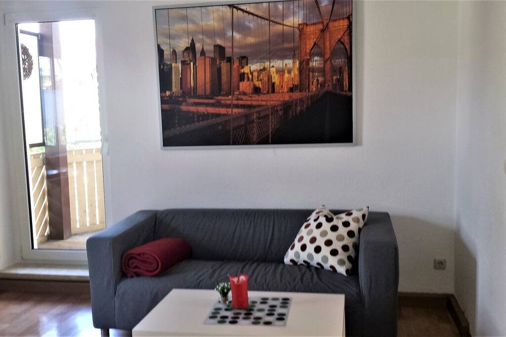 Das Wohnzimmer ist mit kleinem Sofa und einem etwas älteren Röhrenfernseher ausgestattet. Zudem befindet sich hier der Zugang zum großen Balkon.